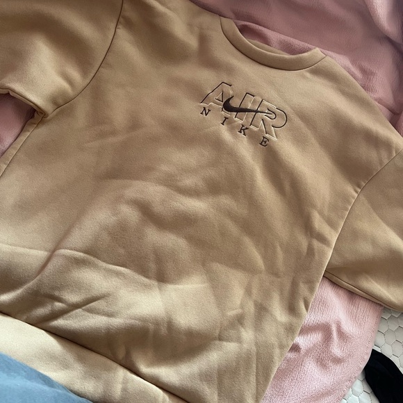 Nike crewneck, never worn. - Picture 1 of 4